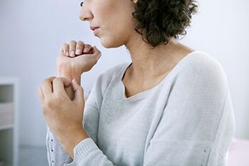 Psoriasi sulle mani di una ragazza