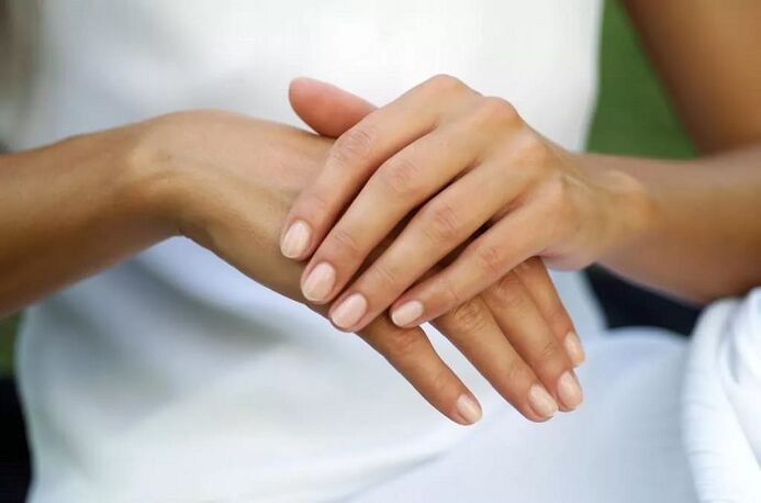 La ragazza nasconde la psoriasi